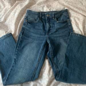 Ett par snygga högmidjade jeans med stretch från denim, Kappahl i storlek 36. Skriv för fler bilder eller frågor🫶🏽