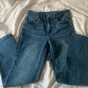 Högmidjade jeans - Ett par snygga högmidjade jeans med stretch från denim, Kappahl i storlek 36. Skriv för fler bilder eller frågor🫶🏽