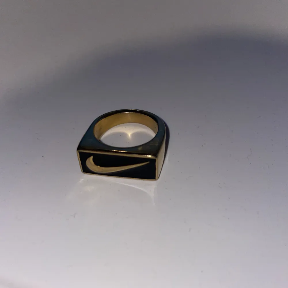 UNISEX Nike ring i guld & svart med diameter 30mm Bra skick, nästintill aldrig använd  Rostfri. Accessoarer.