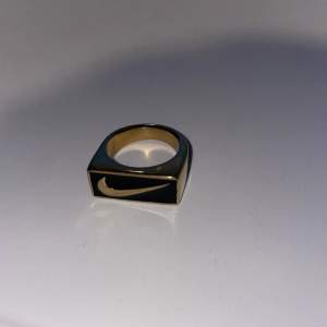 UNISEX Nike ring i guld & svart med diameter 30mm Bra skick, nästintill aldrig använd  Rostfri