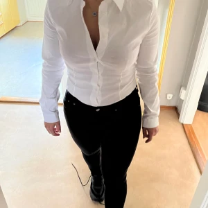 Prada Stretch Poplin Shirt / Skjorta NY Damkläder Märkeskläder - Helt ny Prada skjorta med etikett kvar på samt RFID verifikation.  - 78% bomull, 19% nylon, 3% elast  - Storlek 44 slim fit (som en 42 i midja) - Nypris 9400 kr 