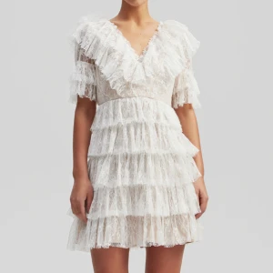 By malina klänning  - Säljer då jag inte har någon användning av den tyvärr 🥲 Klänningen har använts en gång och är i samma skick som ny! Hör av er om ni undrar något ☺️ (lånade bilder)