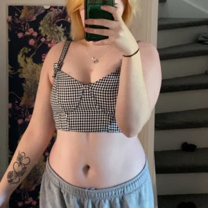 Söt topp - Jättefin topp köpt från hm, justerbara band har även stretch där bak, skulle inte rekommendera om du har större byst då den är lite tight där fram. Inga defekter, har en liten fläck från fake blod då jag använde den under halloween men går att tvätta