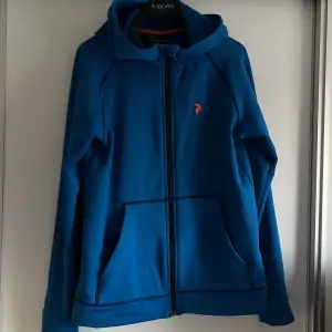 Cool peak performance zip hoodie. Jag tycker den är unisex i storlek, då min bror hade den först och sen ärvde jag den. Den är använd men har inga defekter, vad jag kan hitta. Den är i storlek 160 men passar mig som har XS/S.