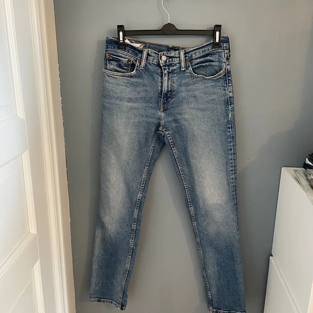Snygga blå Levi’s jeans, oklart vilken storlek för lappen är borta men skulle säga W30 L30, utöver att lappen är borta är jeansen i fint skick, låg- till mellanhög midja, rak passform🌟🌟 skriv vid intresse eller för fler bilder . Jeans & Byxor.