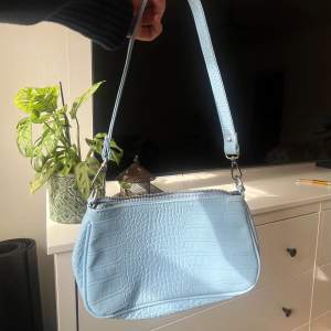 En perfekt handväska inför våren som inte har några som helst skador för bra pris 🦋