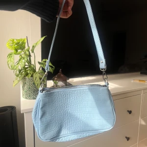 Blå handväska - En perfekt handväska inför våren som inte har några som helst skador för bra pris 🦋