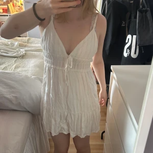 Klänning - Skäljer denna vita klänning från pull&pear. Den har bara använts några få gånger