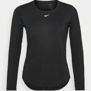 Träningströja Nike - Använd fåtal gånger, så fint skick. Är i storlek M, men jag brukar ha sx-s och tycker den sitter som s. Skriv för egna bilder och frågor☺️