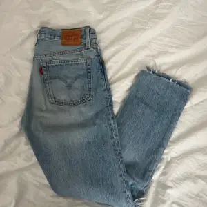 Snygga Livias jeans i mycket bra skick med håll samt slitningar på framsidan!! Storlek W26 L32
