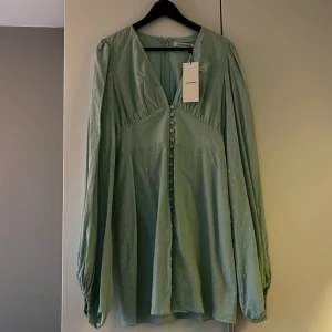 Adoore klänning - Superfin turkos Adoore klänning som aldrig kommit tillanvänding pga för stor.. Så nu hoppas jag någon annan vill ta över den för 💕 fråga gärna ifall man önskar fler bilder. 800kr exkl frakt