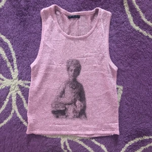 Snygg tröja  - Rosa glittrig tröja med tryck.