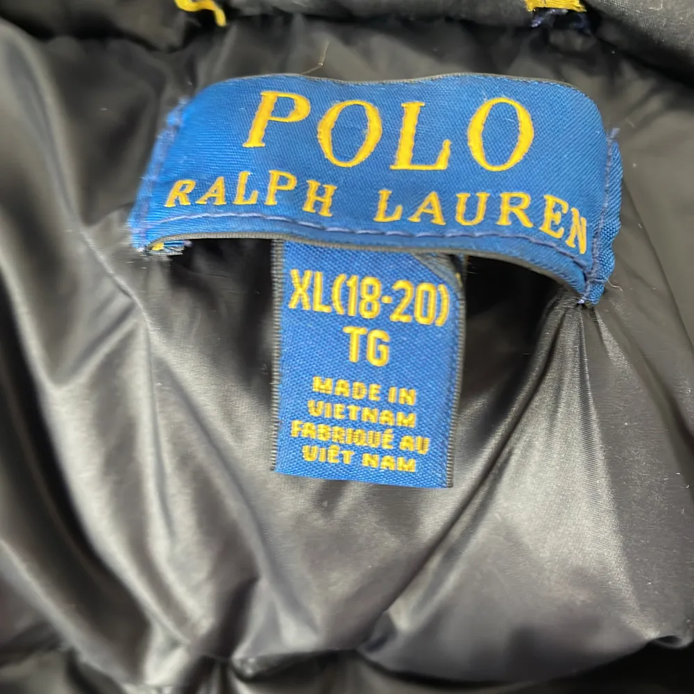 Säljer nu min Ralph lauren jacka då jag ej använder den längre. Den är i storlek Xl för barn. Den passar mig som är 170. Jackor.