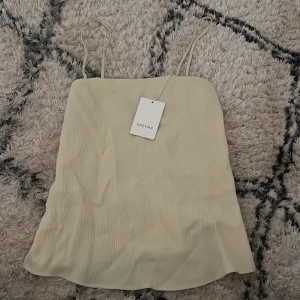 Dagmar Vanilla White Top  - Hej! Intresseanmälan på min helt nyinköpta topp från Dagmar, aldrig använd och i helt nytt skick med prislapp  kvar. Originalpris 2800 kr. Kan tänka mig sälja för endast 999kr💕