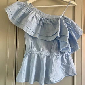 Off shoulder topp - Somrig volang off shoulder topp, vet inte märket, passar XS-M