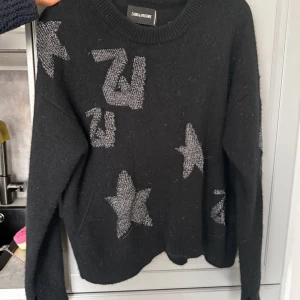 Stickad tröja  - En jätte fin zadig&voltarie som är som ny använd väldigt få gånger som tyvärr inte används inte längre, den är i storlek XS men passar för M också då de beror på hur tajt du vill ha 