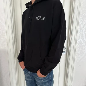 Polar skate hoodie  - Polar skate tröja  Storlek L Skick 9/10  Färg Svart  Nypris 1300  Modellen är 188cm och väger 77kg 