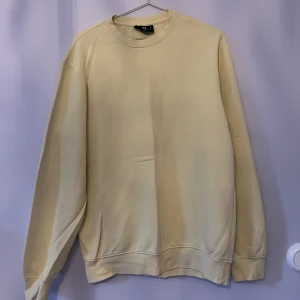 Crewneck - En helt vanlig gul crewneck från hm i storlek s! 