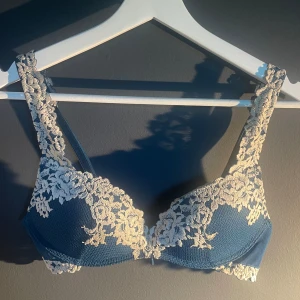 Intimissimi BH🌺💕 - Pushup BH från intimissimi i färgen ”blau teal blue ivory” som inte längre säljs. Endast testad och köpt för 500kr, säljer då den inte passade mig. Kupan är B men sitter mer som en A kupa. Frågor? Tveka inte att kontakta mig!❤️❤️❤️pros kan diskuteras🫶