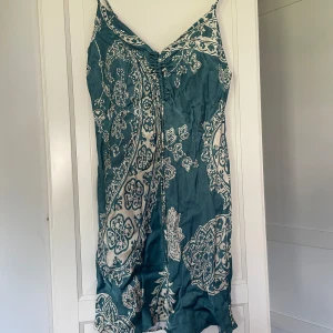 Blå klänning zara - Blå klänning från zara storlek M i toppen skick☺️