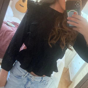 Super fin svart blus - Det är en blus från Lindex kids super fint skick knappt använd inga fläckar och inte sliten, har blivit lite för liten. Skriv till mig om du är intresserad eller vill lägga prisförslag 💞☺️.