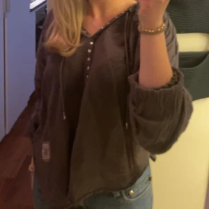 Blus - Superfin blus som inte kommer till mer användning. Storlek M men passar XS-M. Använd ett fåtal gånger och därav väldigt fint skick. Pris kan diskuteras, bara att skriva vid funderingar! 💓💓