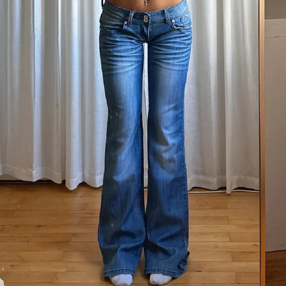 Jättefina jeans från Dromedar, lågmidjade och bootcut!  Midjemått: 37cm  Innerbenslängd: 87cm. Jeans & Byxor.