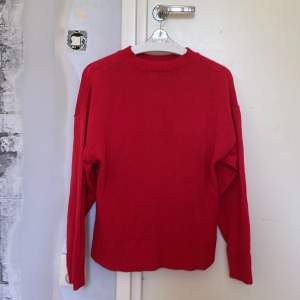 En röd stickad tröja från hm. Sälj pga den inte kommer till användning. Använd max 2 gånger och tvättat 1 gång.