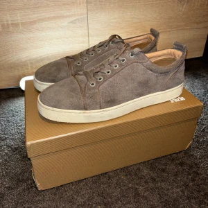 Christian Louboutin  - Jag säljer nu mina Christian Louboutin skor i 8,5/10 i skick. Skorna säljs på grund av tappat intresse. Allt og medkommer i köpet. Storlek: 42, passar 43. Priset är ej hugget i sten och kan diskuteras vid snabb affär.   Tveka inte att kontakta mig.