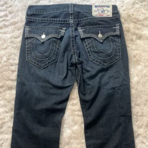 True religion jeans - Jätte fina true religion jeans i nyskick och oanvända! Läng 100 cm, Innerbenslängd 72 cm, midja 45 cm. Storlek 32 straight med lite bootcut, säljer billigt då jag behöver pengar. INGA BILDER MED DE PÅ DÅ DE ÄR FÖR SMÅ FÖR MIG