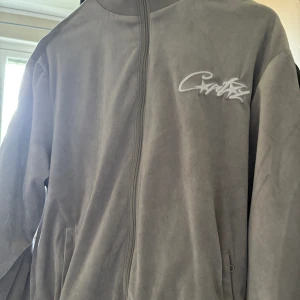 Corteiz tracksuit - Säljer min corteiz tracksuit, använd ett få tal gånger så skicket är 10/10. Köpt för ca 3000kr och kvitto finns! 