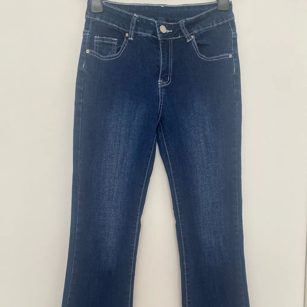 Mörkblåa Flare jeans med mönster, storlek XS-S, 85% cotton med stretch, 103 cm. (Dm för mer info).. Jeans & Byxor.