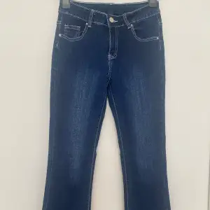 Mörkblåa Flare jeans med mönster, storlek XS-S, 85% cotton med stretch, 103 cm. (Dm för mer info).