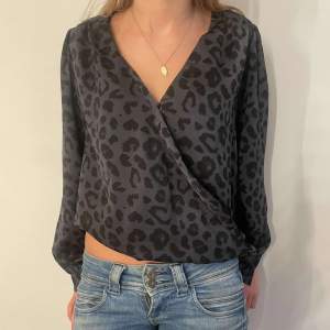 Säljer denna fina leopard blus! Perfekt blus till sommaren som funkar till allt! Storlek är igentligen M men min syster på bilden har storlek Xs/S💕🙏
