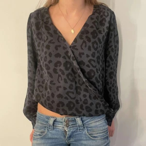 Leopard blus - Säljer denna fina leopard blus! Perfekt blus till sommaren som funkar till allt! Storlek är igentligen M men min syster på bilden har storlek Xs/S💕🙏