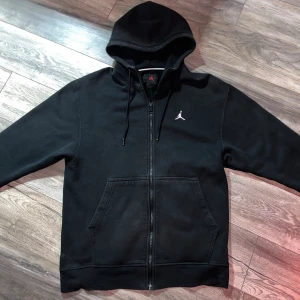 Jordan hoodie  - Hej jag säljer min jordan hoodie, ny pris 900kr. Den är i bra skick och har inga skador. Hör av er om ni vill köpa.
