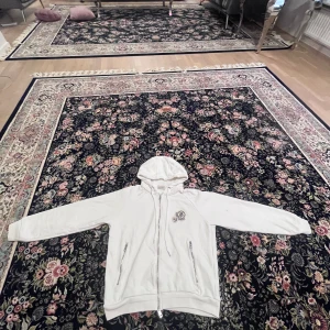 Moncler Double Logo Zip Up Hoodie - Säljer en moncler tröja, vit , sorlek S för  Bran , Skick 8-10
