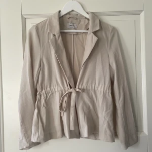 Blus med knyte - Använd fåtal gånger. 