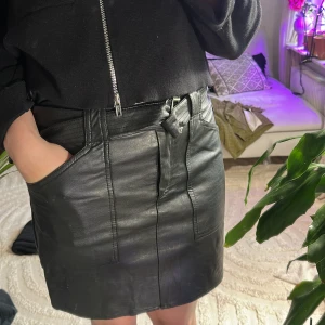 Skinnkjol  - Använd ca 1-2 ggr  Nyskick. 