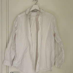 Vit bomullsskjorta Carin Wester - Vit bomullsskjorta från Carin Wester i fint skick. Storlek 40.