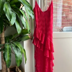 Klänning  - Så vacker klänning i fin färg med volanger 