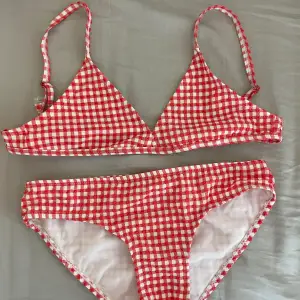 Säljer den här populära röda rutiga bikinin! Den är oanvänd och inte testad! 