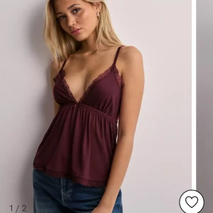 Rött Linne - Jättesött linne från Nelly som endast är använt 1 gång❤️ Säljer då jag har många tröjor och hinner inte använda det❤️ skriv för bilder, frågor och eventuellt prisförslag!