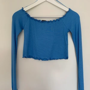 Blå off-shoulder topp från BikBok - Blå cropped off-shoulder topp från BikBok. Storlek XS. Oanvänd.
