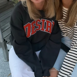 Collagetröja  - Så snygg collagetröja från Weekday ❤️‍🔥❤️‍🔥