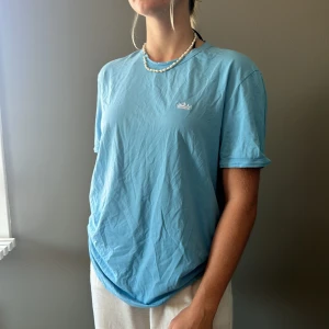 T-shirt Dolce &Gabbana Oanvänd - Äkta Oanvänd T-shirt från Dolce & Gabbana   Stl XL passar L   Vid frågor vänligen kontakta mig och kan även samfraktas ihop med andra köp.