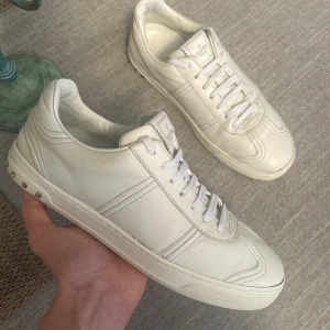 Valentino Flycrew - Säljer dessa stilrena och sköna helvita läder flycrews | Storlek 42 | 7/10 Skick (En nit borta) | Snörerna är ifrån Mr Lacy | Hör av dig för fler bilder eller om du har någon fråga! 