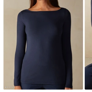 Mörk blå intimismi tröja💕 - Säljer denna tröjan, fick knappt använing av den och rätt så ny.  