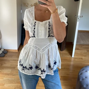 Söt sommartorp med spets och broderi detaljer - Sjukt söt topp från South collecrion💕strlk står ej gissar på s/m