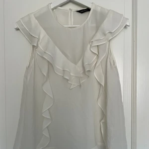 Topp från zara - Söt topp från zara i strl xs, knappt använd så är i jättefint skick